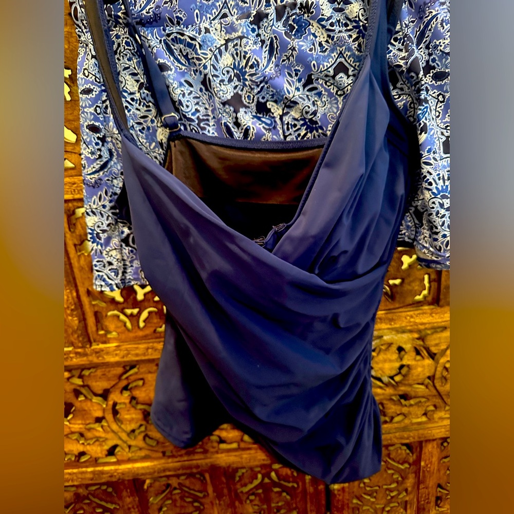 Miraclesuit Navy Blue Draped Top tankini/paisley blue/white skirted bottom 10